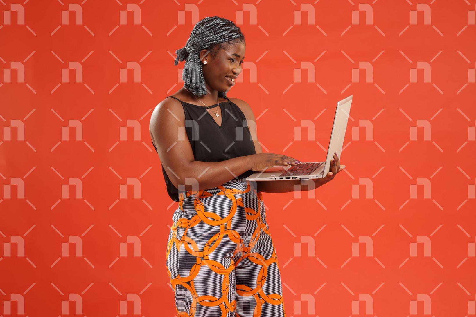 jeune-fille-africaine-moderne-decouvrant-un-ordinateur-portable-avec-un-grand-sourire
