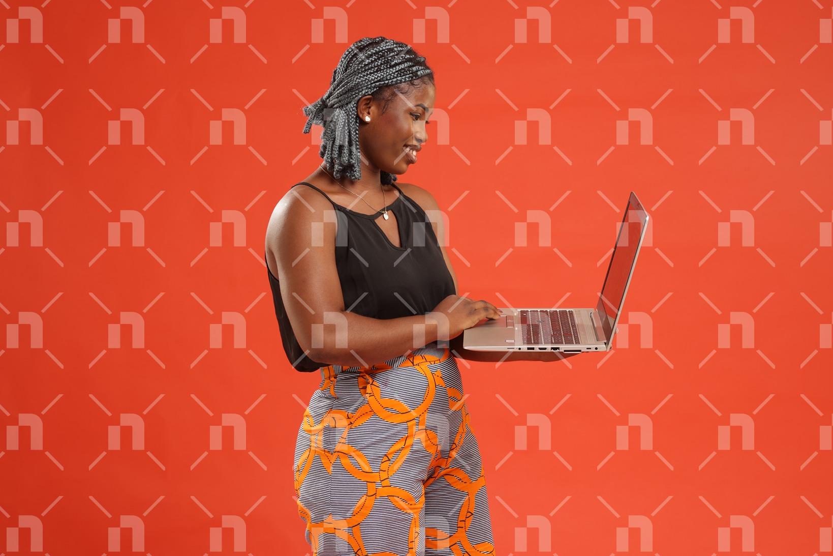 femme-africaine-moderne-revisant-son-rapport-sur-un-ordinateur-portable-avec-un-grand-sourire