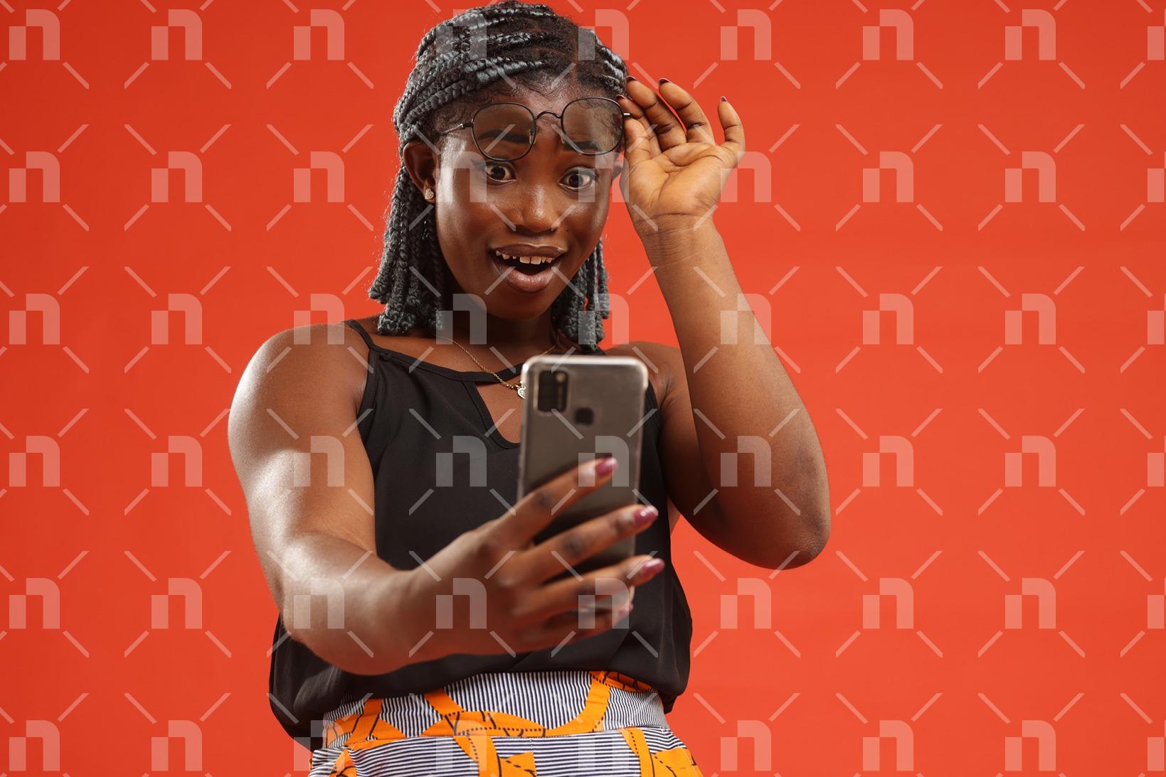pour-une-photo-studio-une-jeune-dame-africaine-heureuse-de-manipuler-un-ordinateur-portable-avec-le-sourire