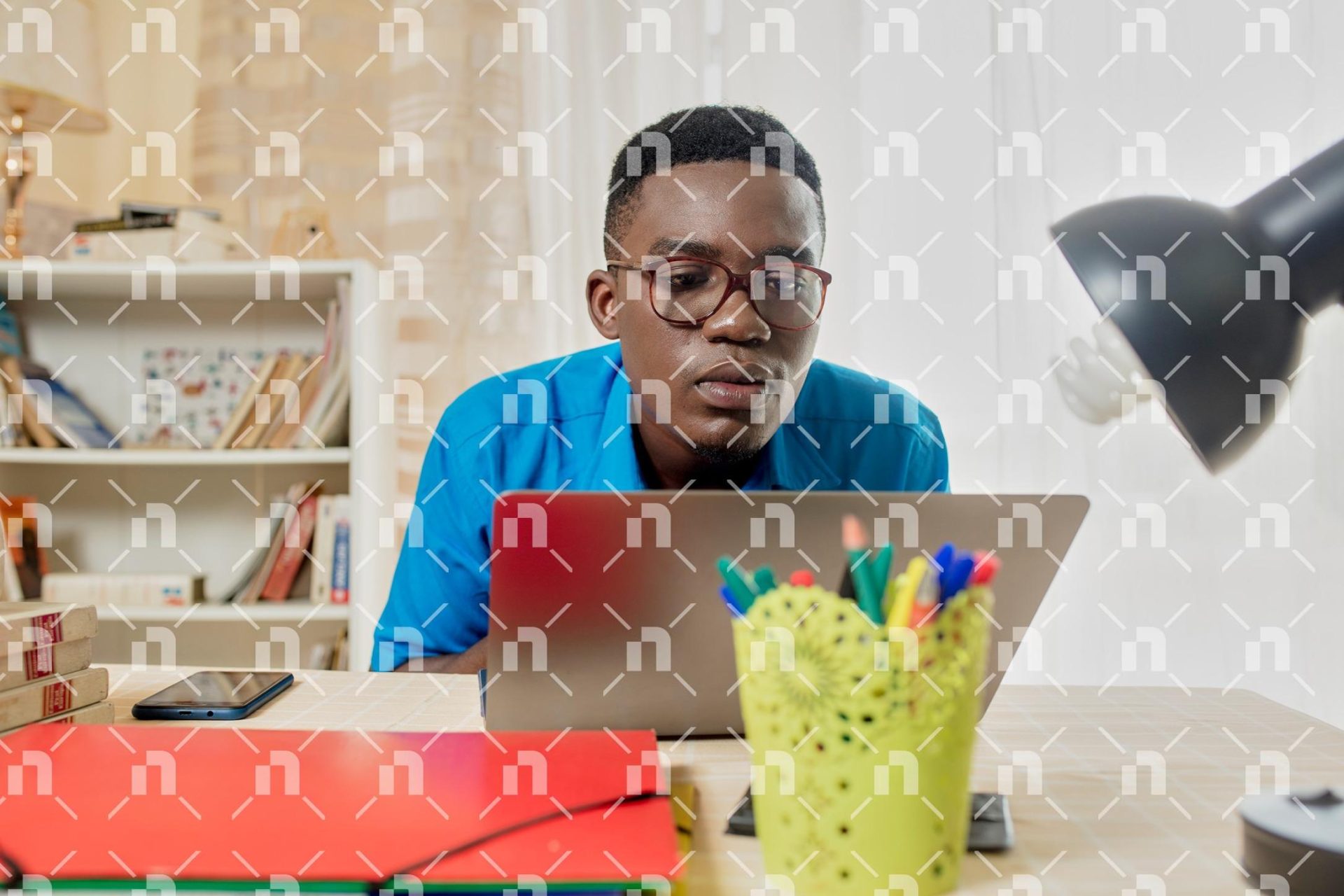 homme-de-teint-noir-exprime-sa-concentration-avec-le-regard-plonge-dans-son-ordinateur