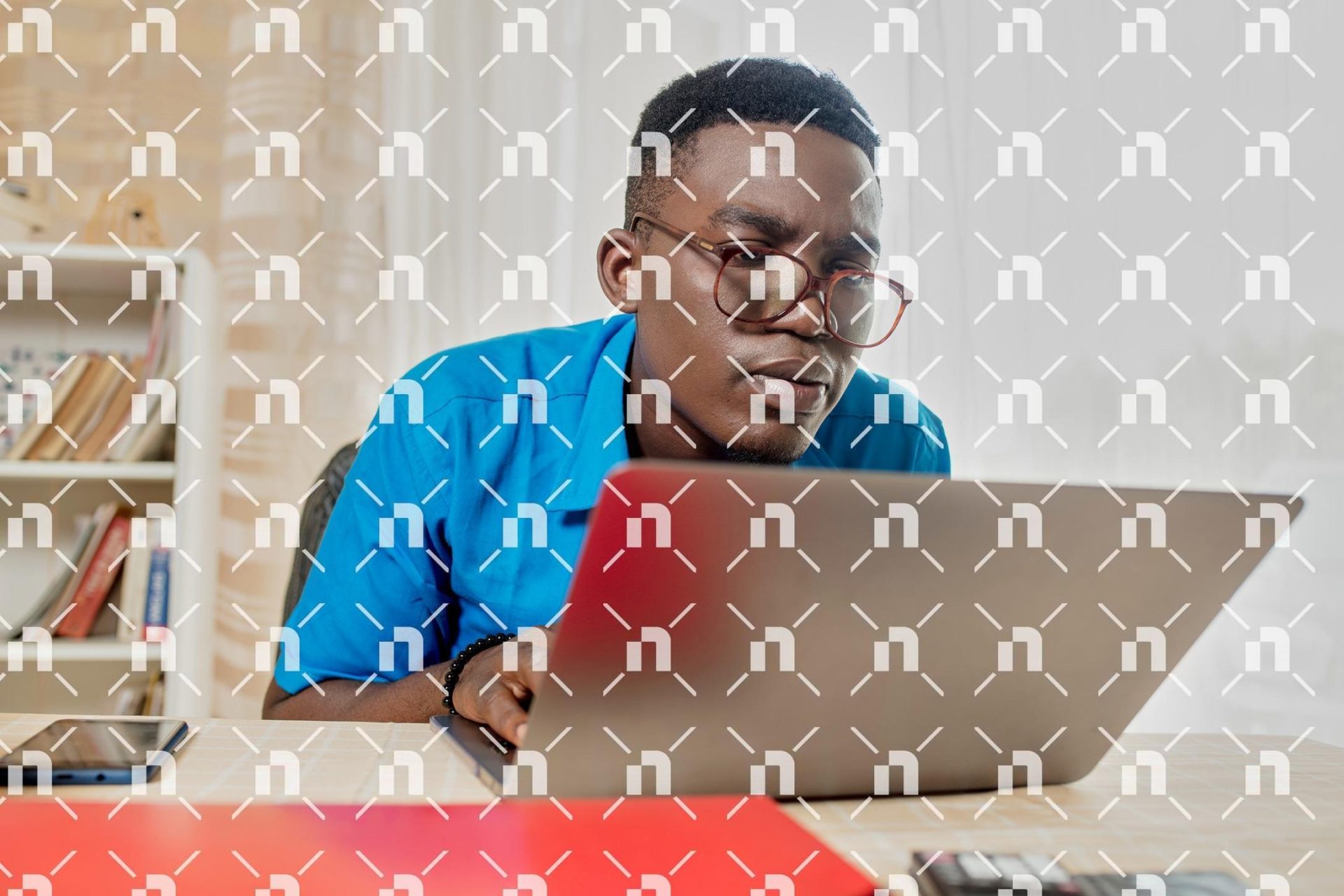 un-homme-portant-de-lunettes-travaillant-avec-les-yeux-fixes-sur-son-ordinateur-avec-en-arriere-un-fond-blanc