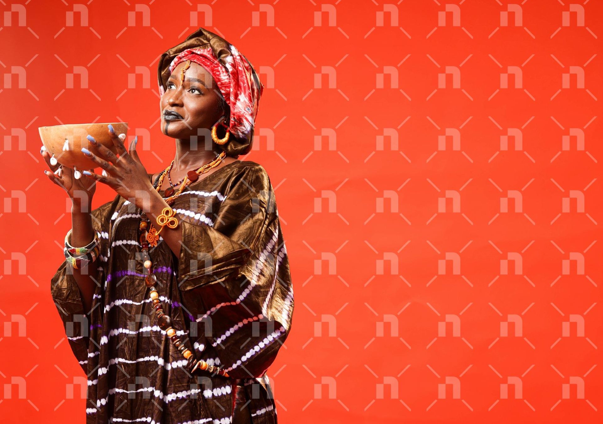 femme-en-tenue-senegalaise-tenant-une-calebasse