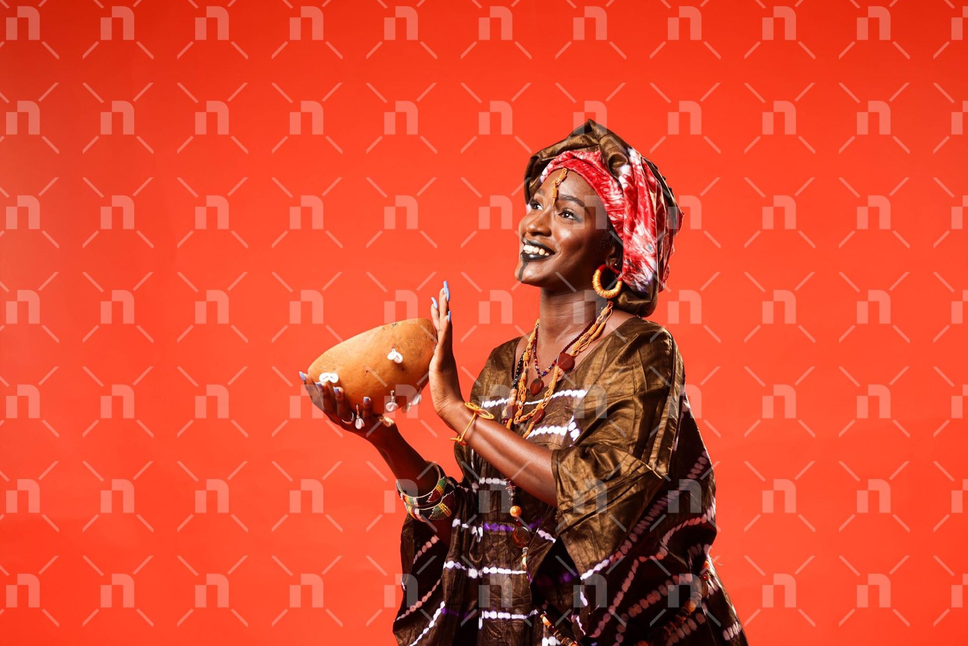 femme-en-boubou-senegalais-tenant-une-calebasse