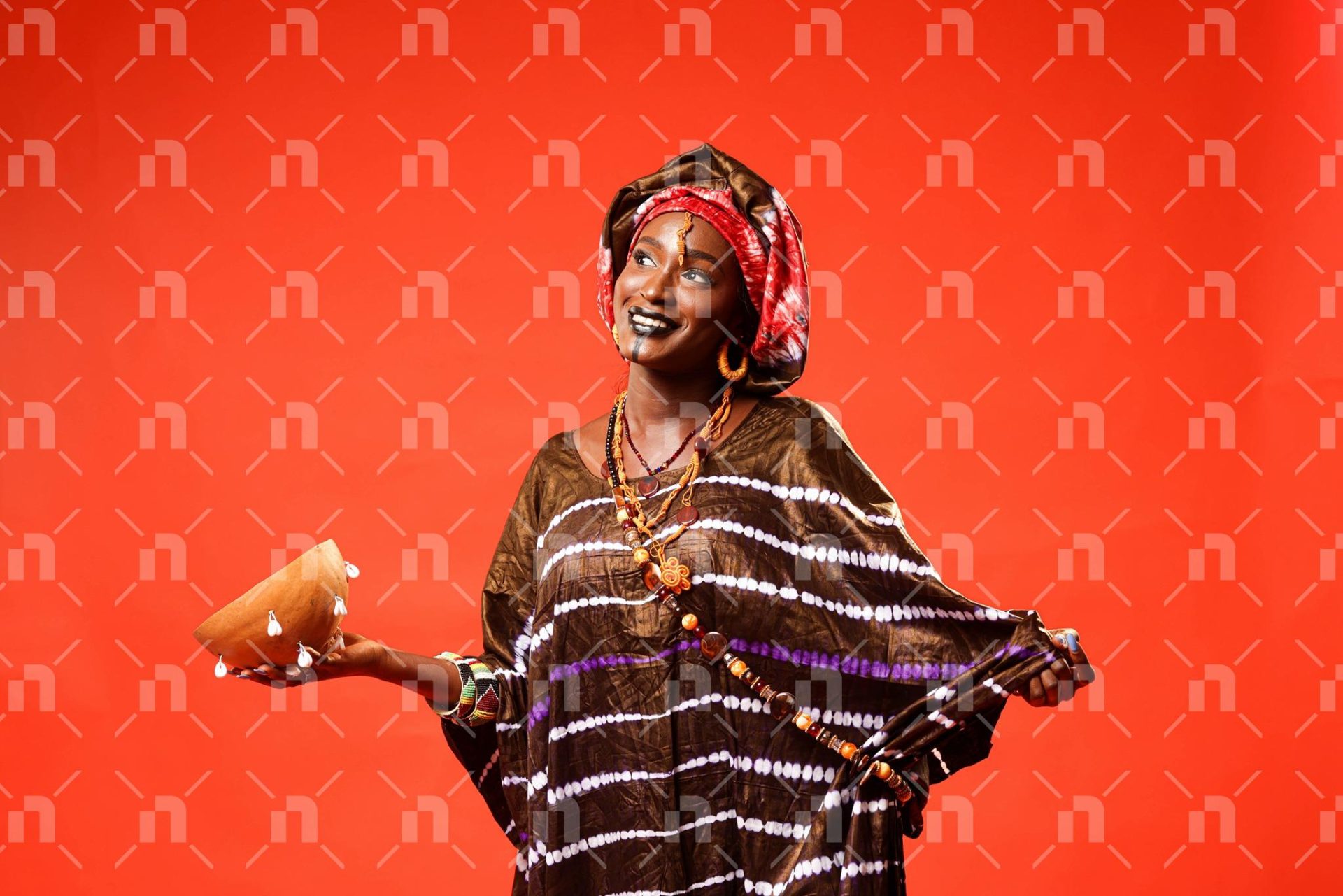 femme-en-boubou-senegalais-tenant-une-calebasse-regard-hors-champ