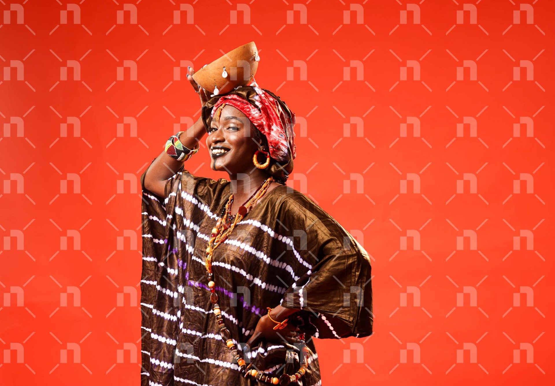 femme-en-boubou-senegalais-tenant-une-calebasse-sur-la-tete