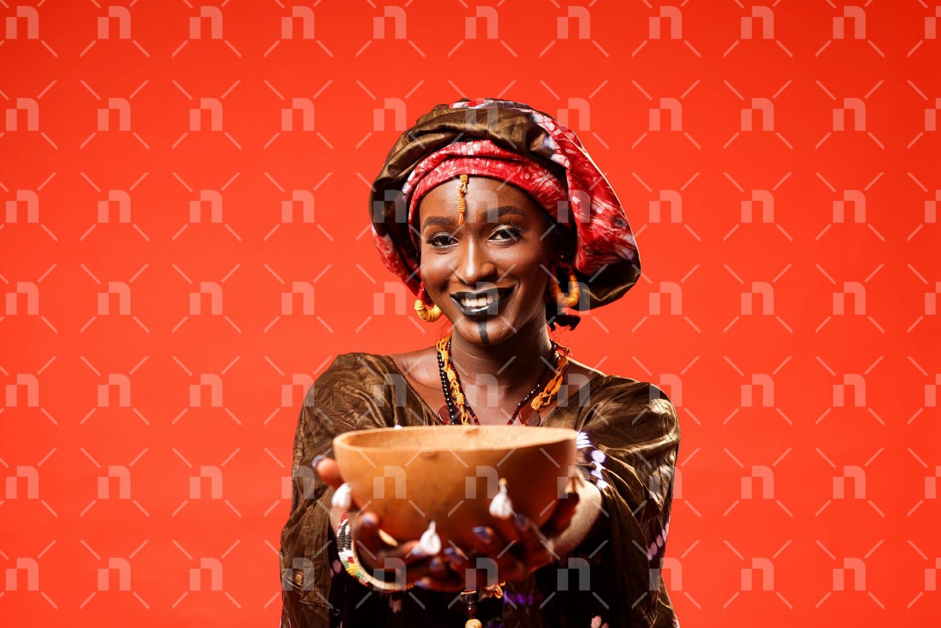 femme-en-boubou-senegalais-tenant-une-calebasse-devant-la-camera