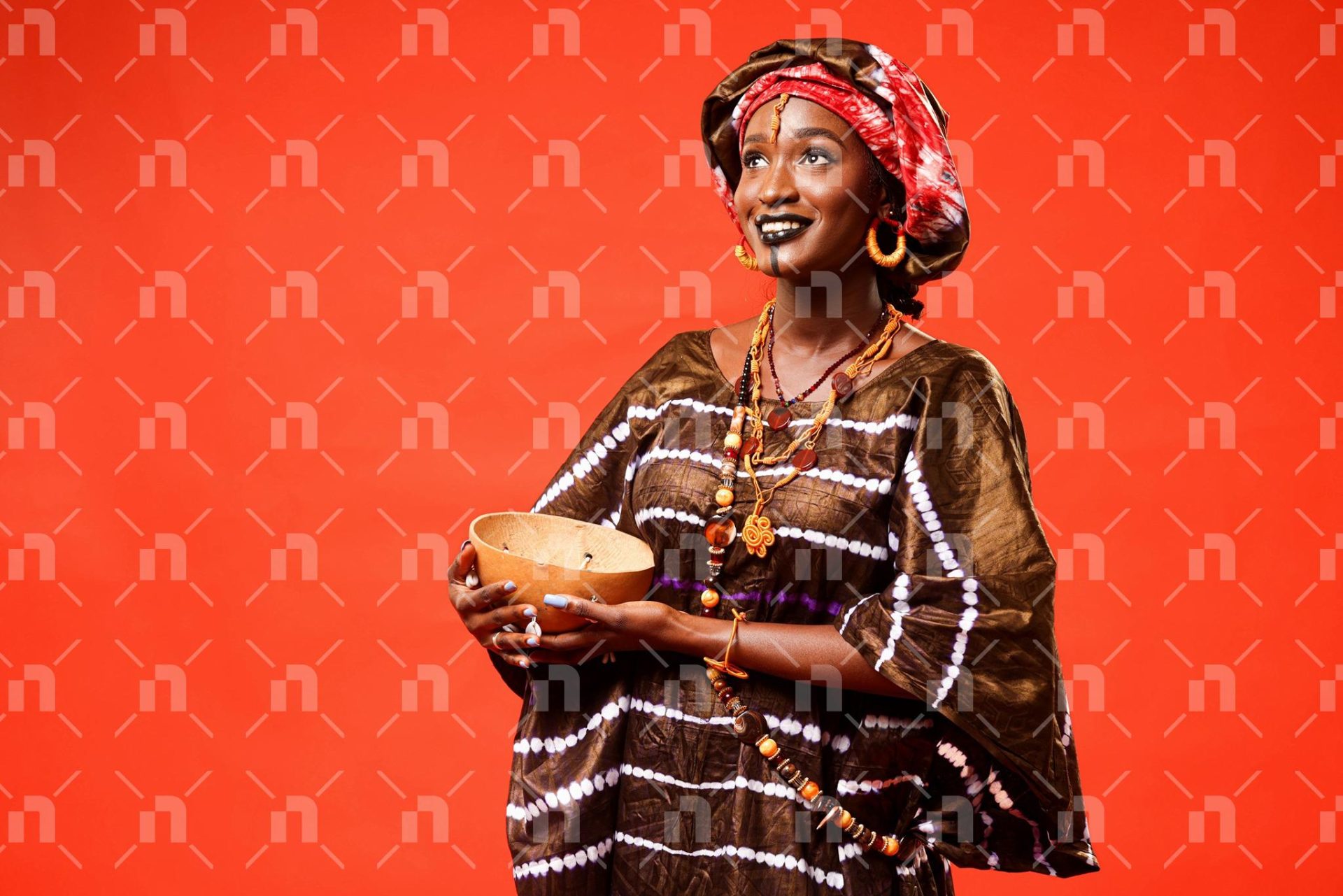 femme-en-boubou-senegalais-tenant-une-calebasse-sur-un-cote