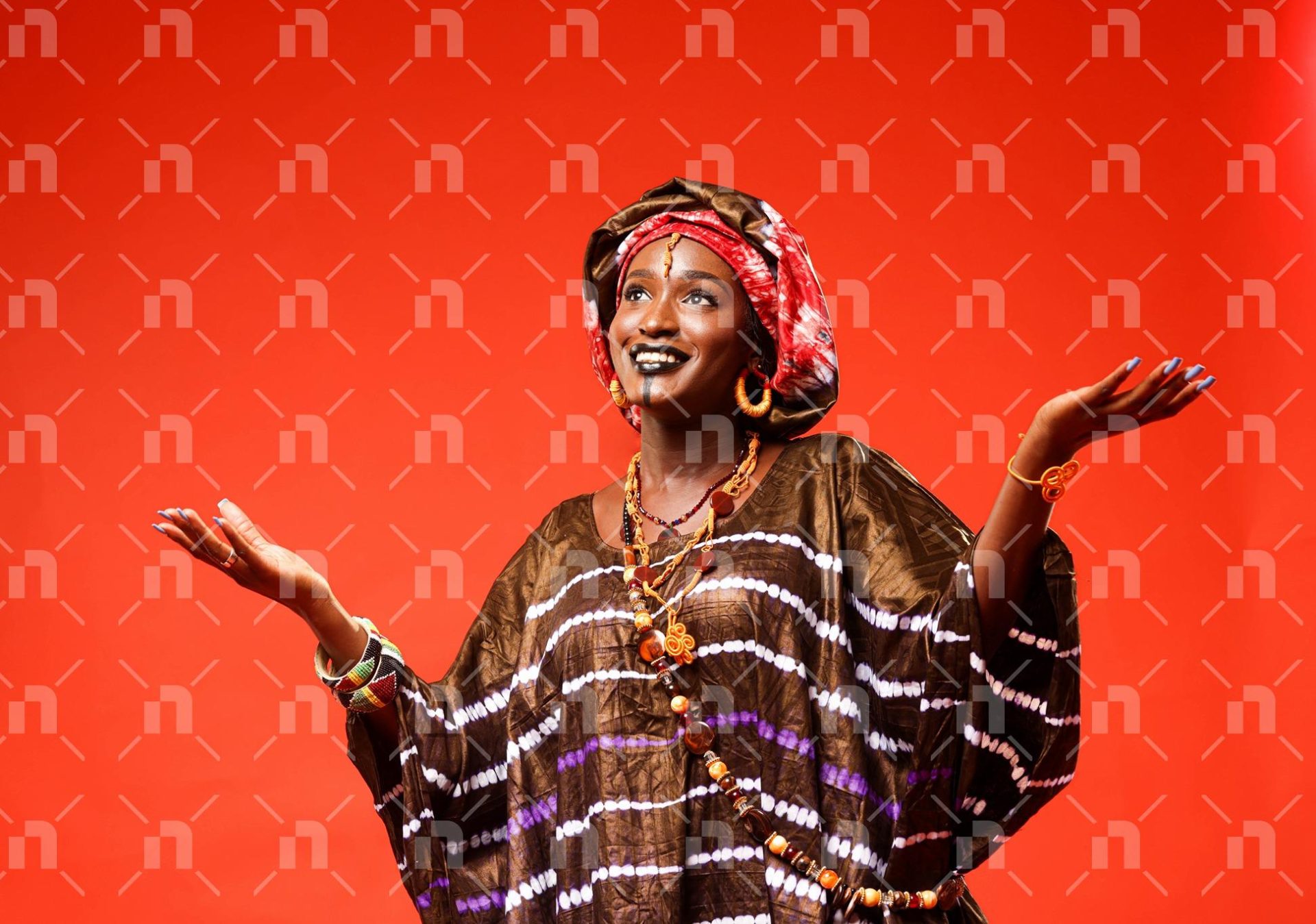 portrait-dune-femme-en-tenue-senegalaise-regard-hors-champ