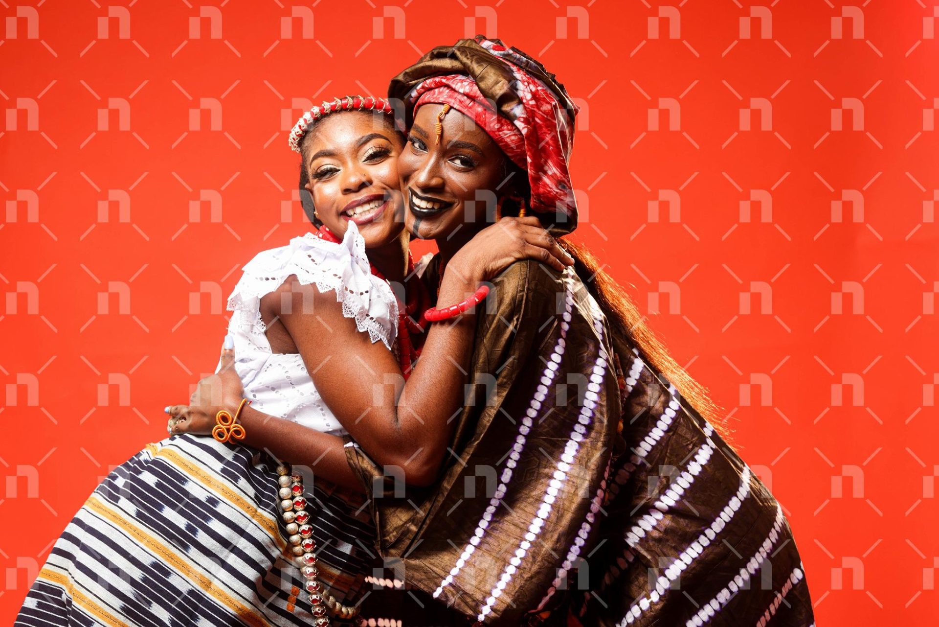 deux-femmes-heureuses-en-tenues-traditionnelle