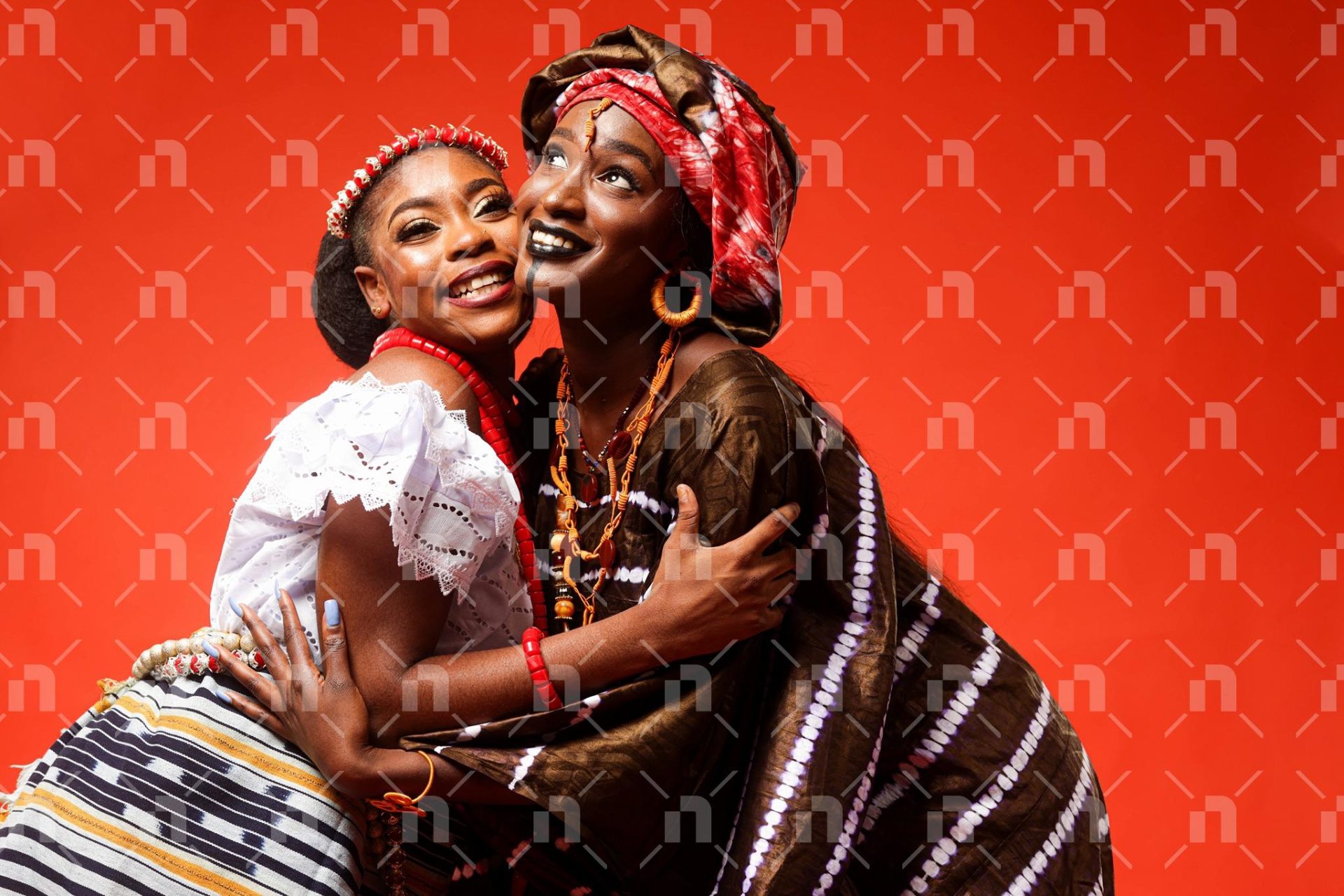 deux-femmes-heureuses-en-tenues-traditionnelle-regard-hors-champ