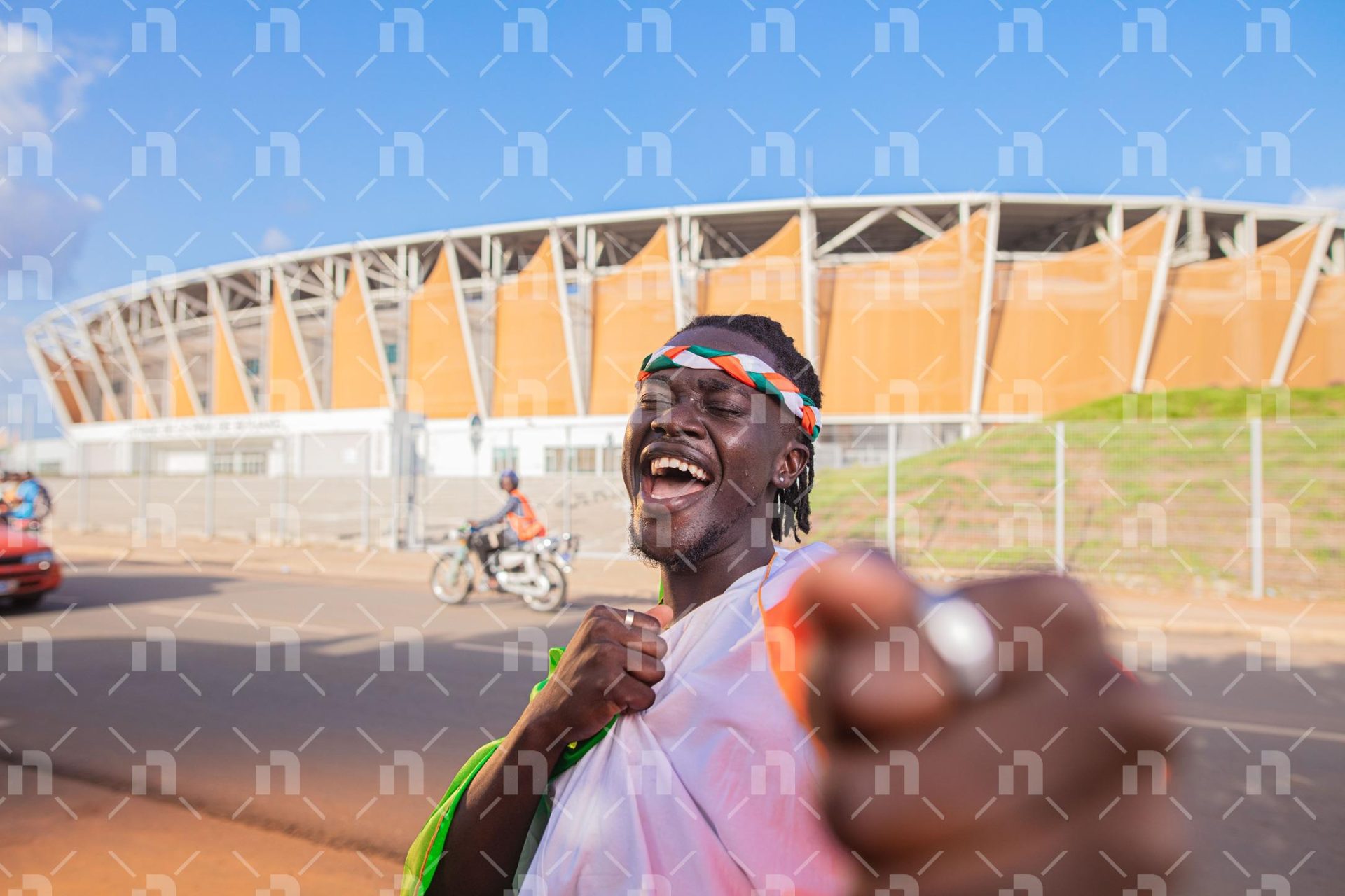un-fier-supporter-ivoirien-jubile-devant-le-stade