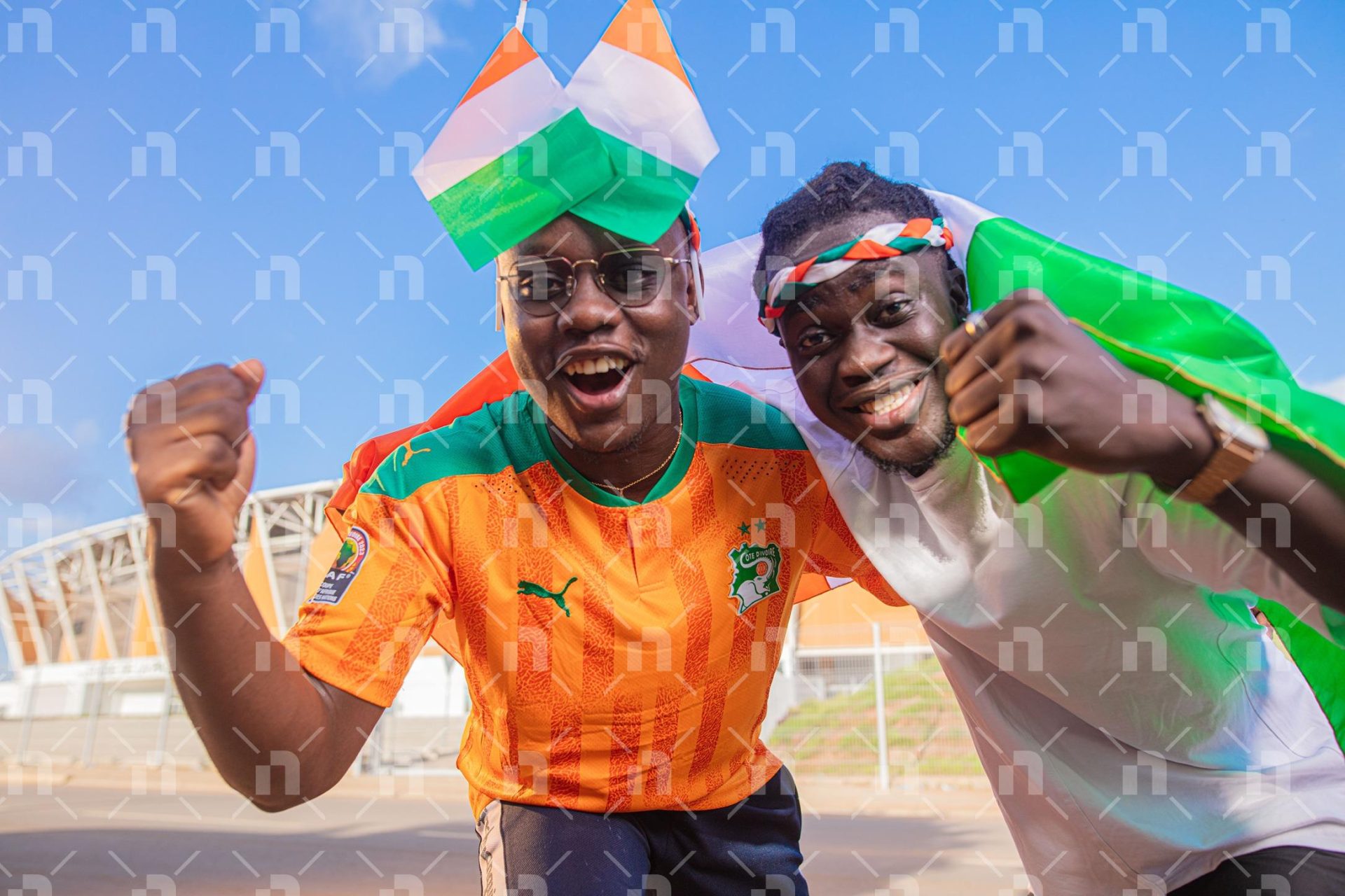 gros-plan-sur-des-supporteurs-ivoiriens-heureux-derriere-le-stade