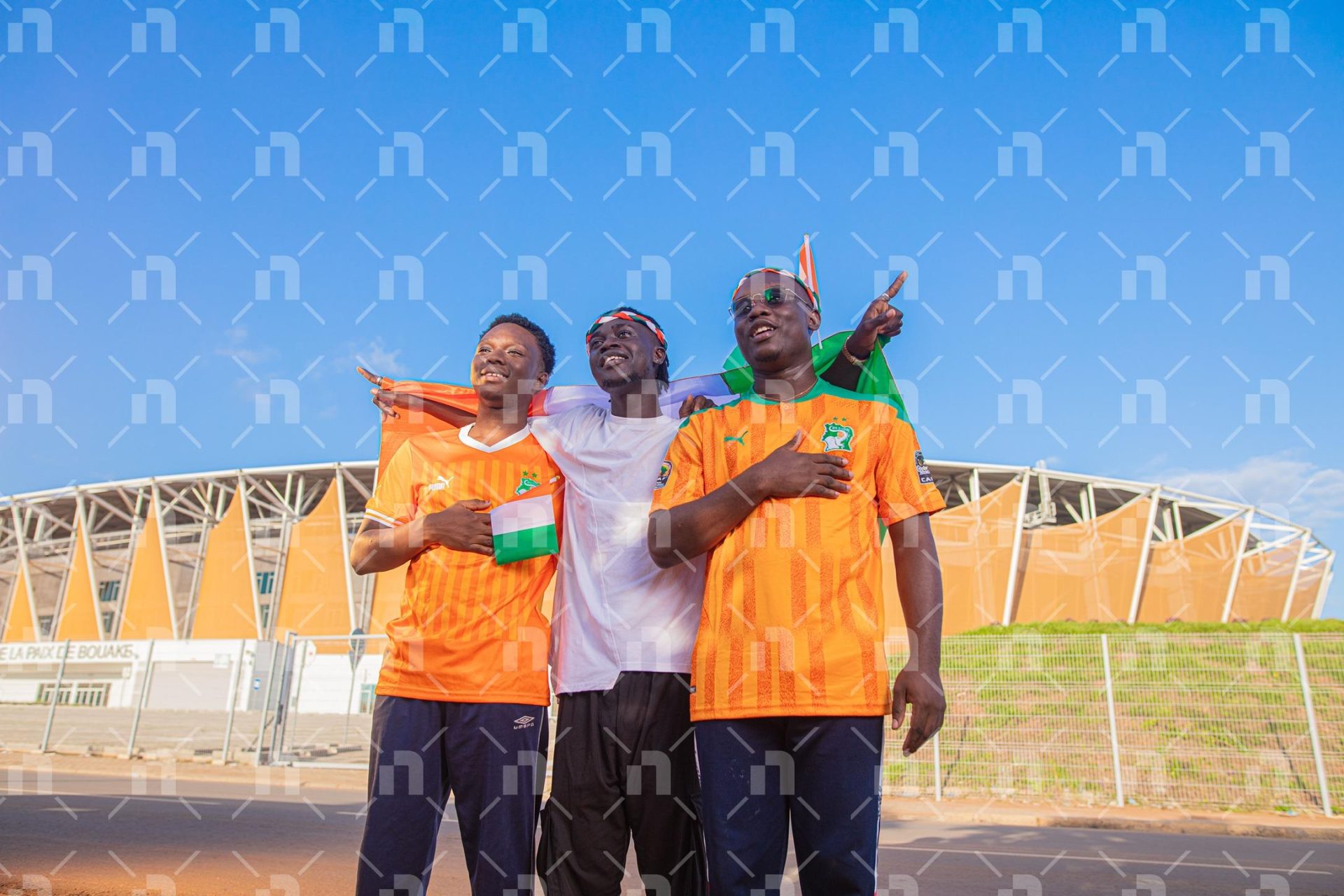 gros-plan-sur-des-supporteurs-ivoiriens-heureux-derriere-le-stade-de-bouake