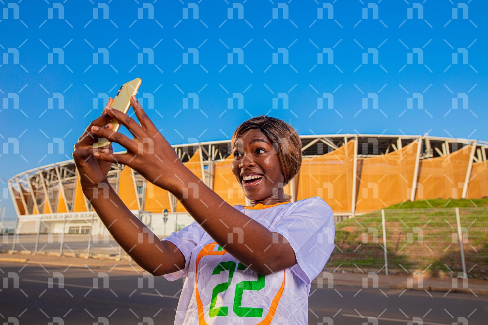 une-supportrice-heureuse-en-mode-selfie-devant-le-stade